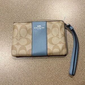 NWOT AUTHENTIC COACH WRISTLET (F58035) Light Khaki/Cornflower Blue